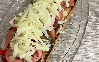 Выкладываем на хлеб слоями: сыр, начинка, сыр. Отправляем в микроволновку или духовку до готовности (сыр сверху должен расплавиться).