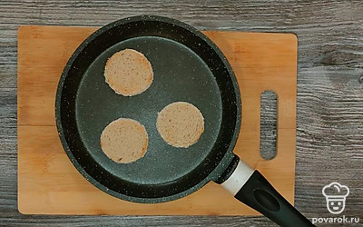 На хорошо разогретой сковороде подсушиваем ломтики хлеба с двух сторон.