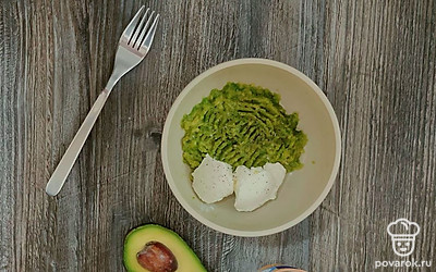 Готовим крем. Авокадо моем, разрезаем вдоль и вынимаем половину мякоти ложкой. В миске разминаем авокадо вилкой, добавляем соль, перец.