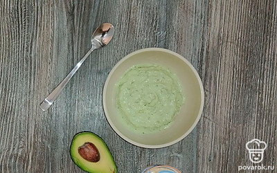 К авокадо добавляем творожный сыр и хорошо перемешиваем.