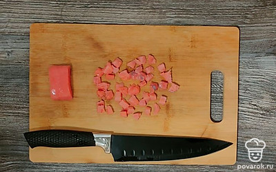 Форель срезаем с кожи и нарезаем мелкими кубиками.