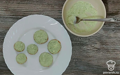 Ложкой или кондитерским шприцем на ломтики хлеба выкладываем крем из авокадо.