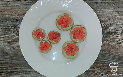 Следом укладываем нарезанную кубиками форель.