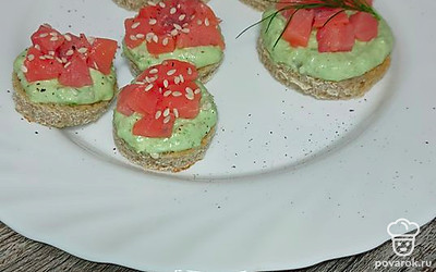 Закусочные бутерброды готовы. Перед подачей их можно украсить веточками укропа и кунжутными семенами. 