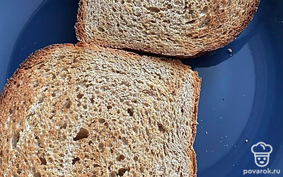 Обжарить хлеб.