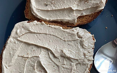 Смазать веганским паштетом.