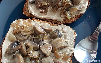 Выложить поверх грибы с луком.