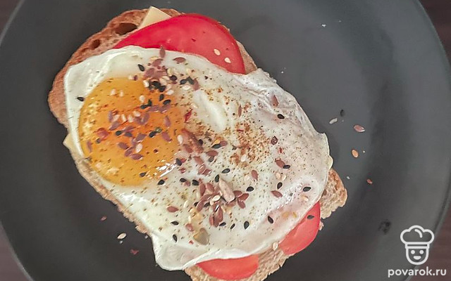 Сытный бутерброд с яйцом и томатом — Рецепт с фото