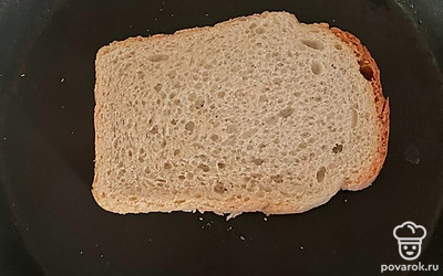 Поджарьте хлеб на сковороде.