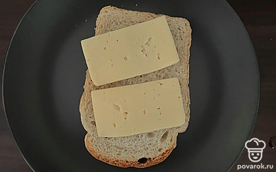 Нарежьте сыр и выложите на хлеб.