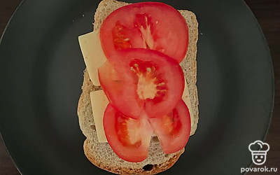 Нарежьте помидоры и выложите на сыр.