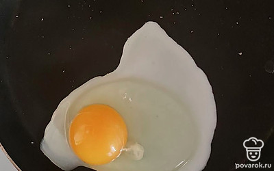 Пожарьте яйцо и выложите на бутерброд.