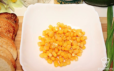 Выкладываем кукурузу в миску.