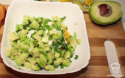 Чистим авокадо и добавляем к остальным ингредиентам, все перемешиваем.