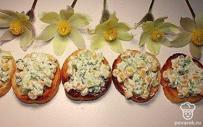 Выкладываем начинку на багет, приятного аппетита!