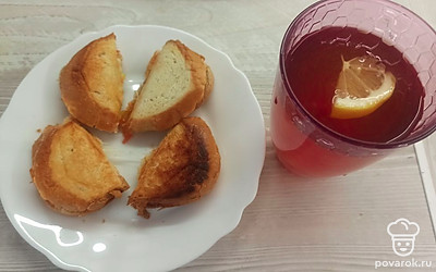 Подаем бутерброды с горячим чаем. 