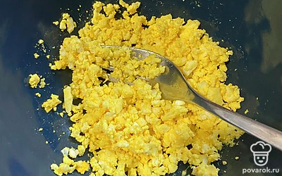 Отварить яйцо, очистить и размять вилкой.