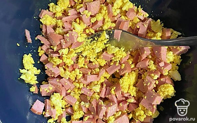 Мелко нарезать сосиску и добавить к яйцу.