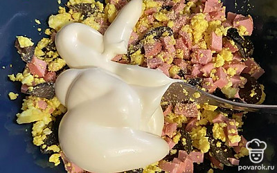 Добавить майонез и перемешать.