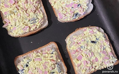 Намазать массу на тостовый хлеб.