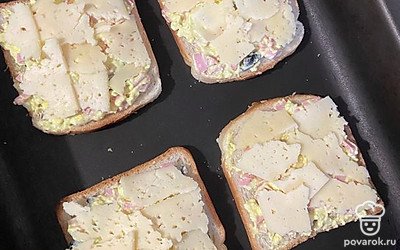 Сверху выложить сыр и отправить запекаться в духовку на 10 минут при 180 градусах.