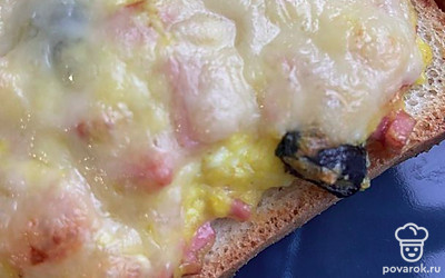 Подавать бутерброды горячими с любыми любимыми напитками.