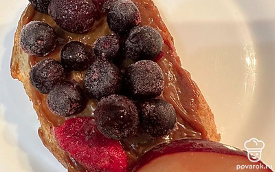 Поверх выкладываем ягоды.