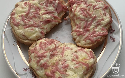 Горячие бутерброды с колбасой и сыром — Рецепт с фото