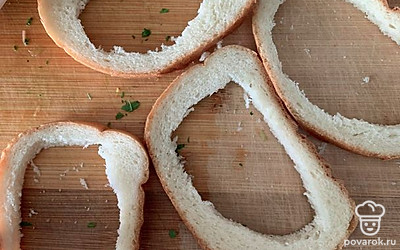 Нарежьте батон или хлеб. И вытащите мякоть.