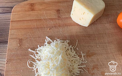 Натрите сыр.