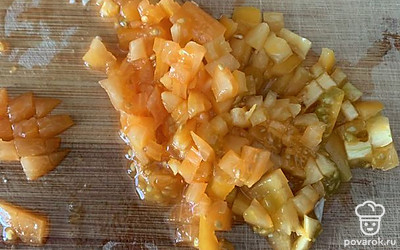 Порежьте мелко помидор.