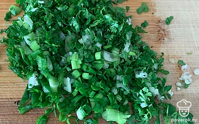 Нарубите мелко зелень какую любите.