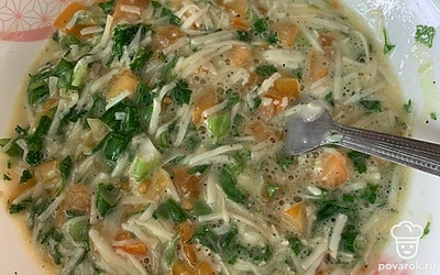 Смешайте все ингредиенты с яйцами в глубокой миске и добавьте соль и любимые специи.