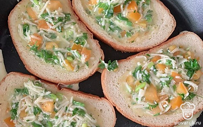 Поместите батон на сковородку и в серединку залейте получившуюся смесь, обладить до тех пор пока не схватится яйцо и не расплавиться сыр.