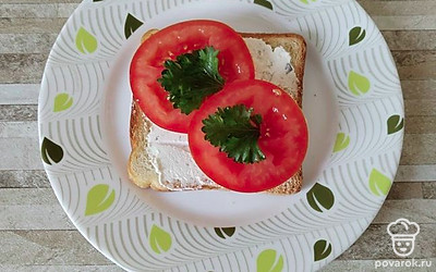 Перед подачей на стол бутерброды можно украсить зеленью по вкусу.