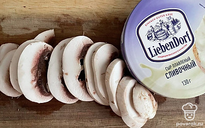 Грибы нарежьте тонкими пластинами.