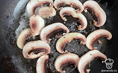 Обжарьте грибы до готовности на кусочке сливочного масла. В конце добавьте соль.