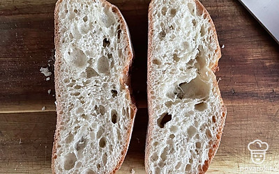 Нарежьте чиабатту.