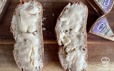 Намажьте ломтики хлеба сыром.