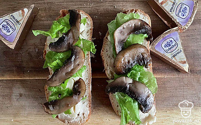 Добавьте лист салата и грибы.