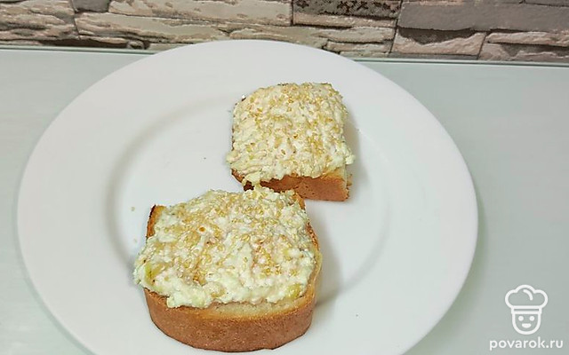 Горячие бутерброды в духовке с творогом и бананом — Рецепт с фото
