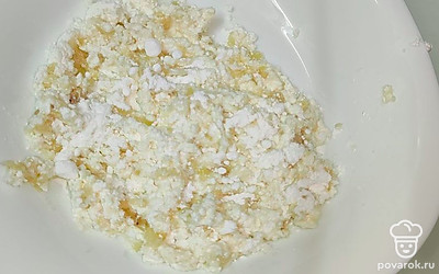 Добавьте сахарную пудру и еще раз тщательно перемешайте.