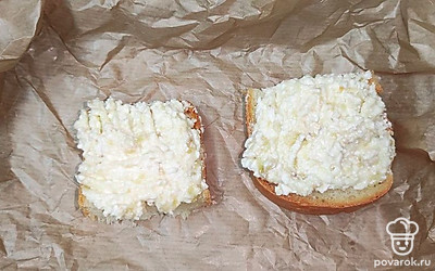 Хлеб нарежьте порционными кусочками, намажьте на хлебушек массу из творога и банана. Отправьте в разогретую до 180 градусов духовку на 10 минут.