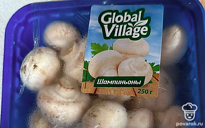 Грибочки «Global Village» режем кусочками и кладем на сковородку.