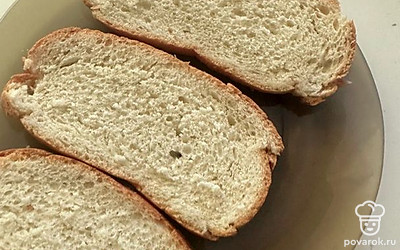 Хлеб нарезаем ломтиками.
