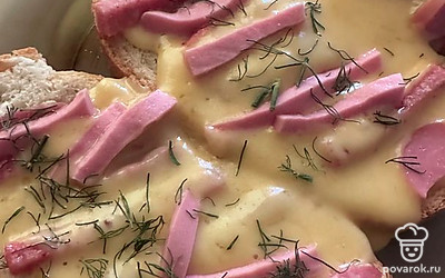 Ставим бутерброды в микроволновку. Растапливаем сыр и посыпаем сверху укропом.