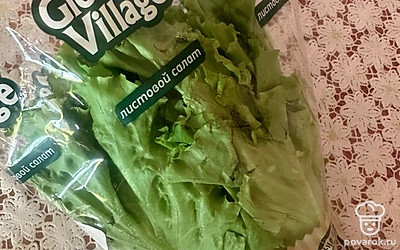 Листья салата «Global village» моем и подсушиваем бумажным полотенцем.