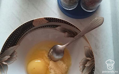 Яйца взбить в глубокой посуде. Добавить манную крупу и соль. 