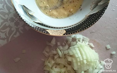 Репчатый лук почистить, помыть, мелко нашинковать. 