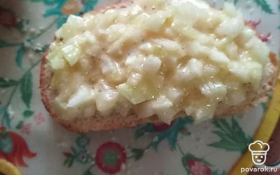 Обмакивать кусочек батона в кляр. Сверху выложить лук и отправить на сковороду. 